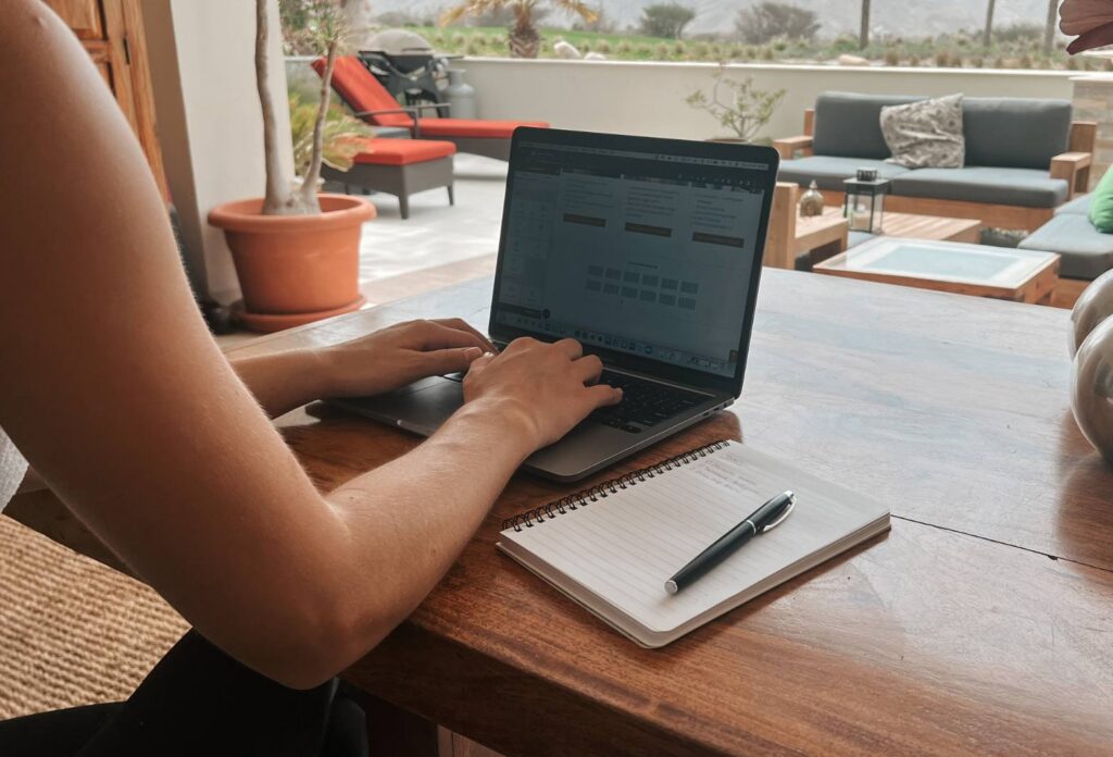 arbeitsplatz-am-laptop